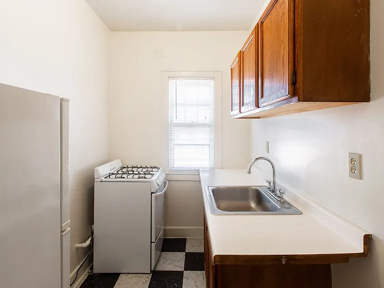 1325 W 27th St — Photo 9