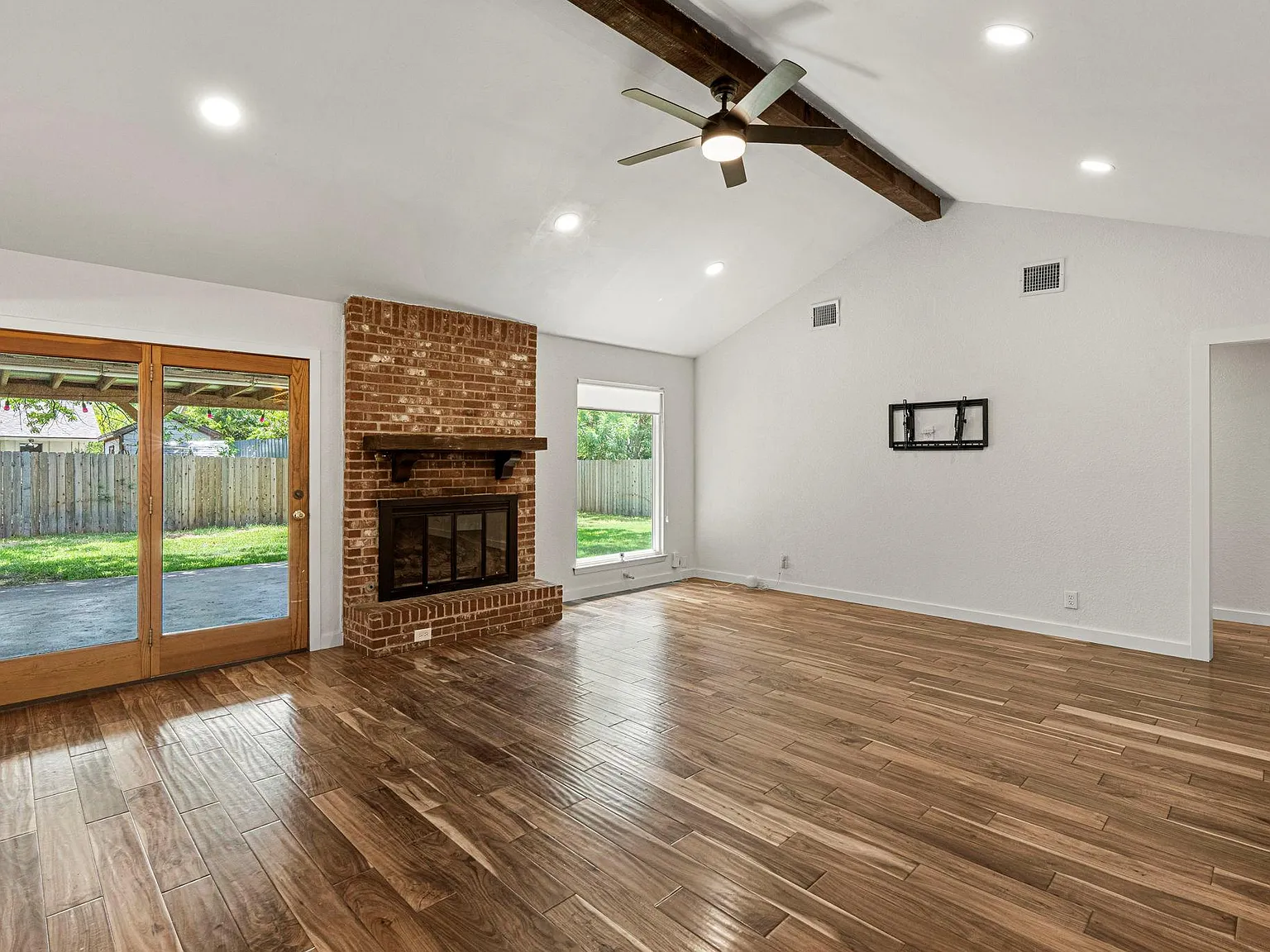 3 bed, 2.0 bath, 2000 sqft, $3,000 — Photo 3