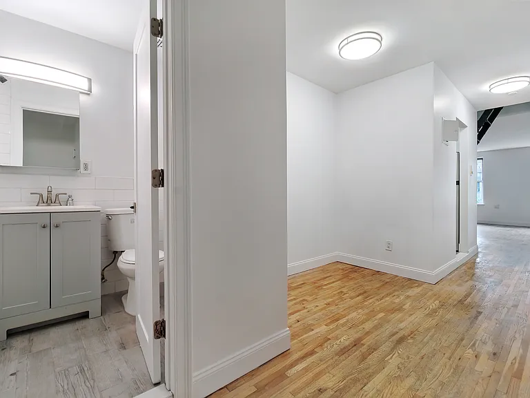 332 W 47th St #5A — Photo 6