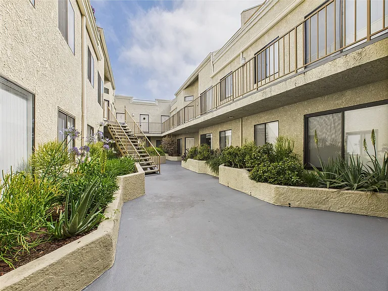 11325 Morrison St — Photo 28