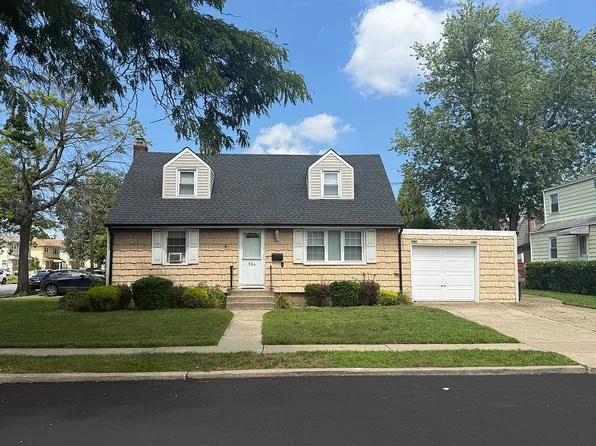 584 8th St, West Hempstead, NY 11552