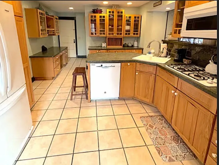 7272 Ontario Center Rd — Photo 10