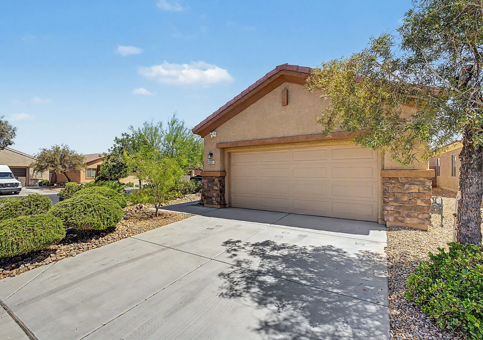 Single story in guard gated Stallion Mountain — Photo 2