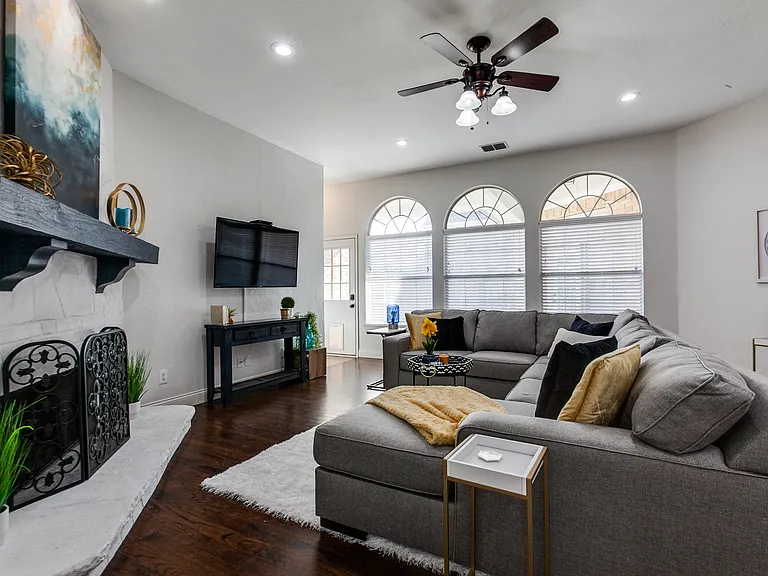 2905 Oak Tree Dr — Photo 2