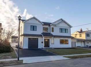 18 Hidden Ln, Westbury, NY 11590