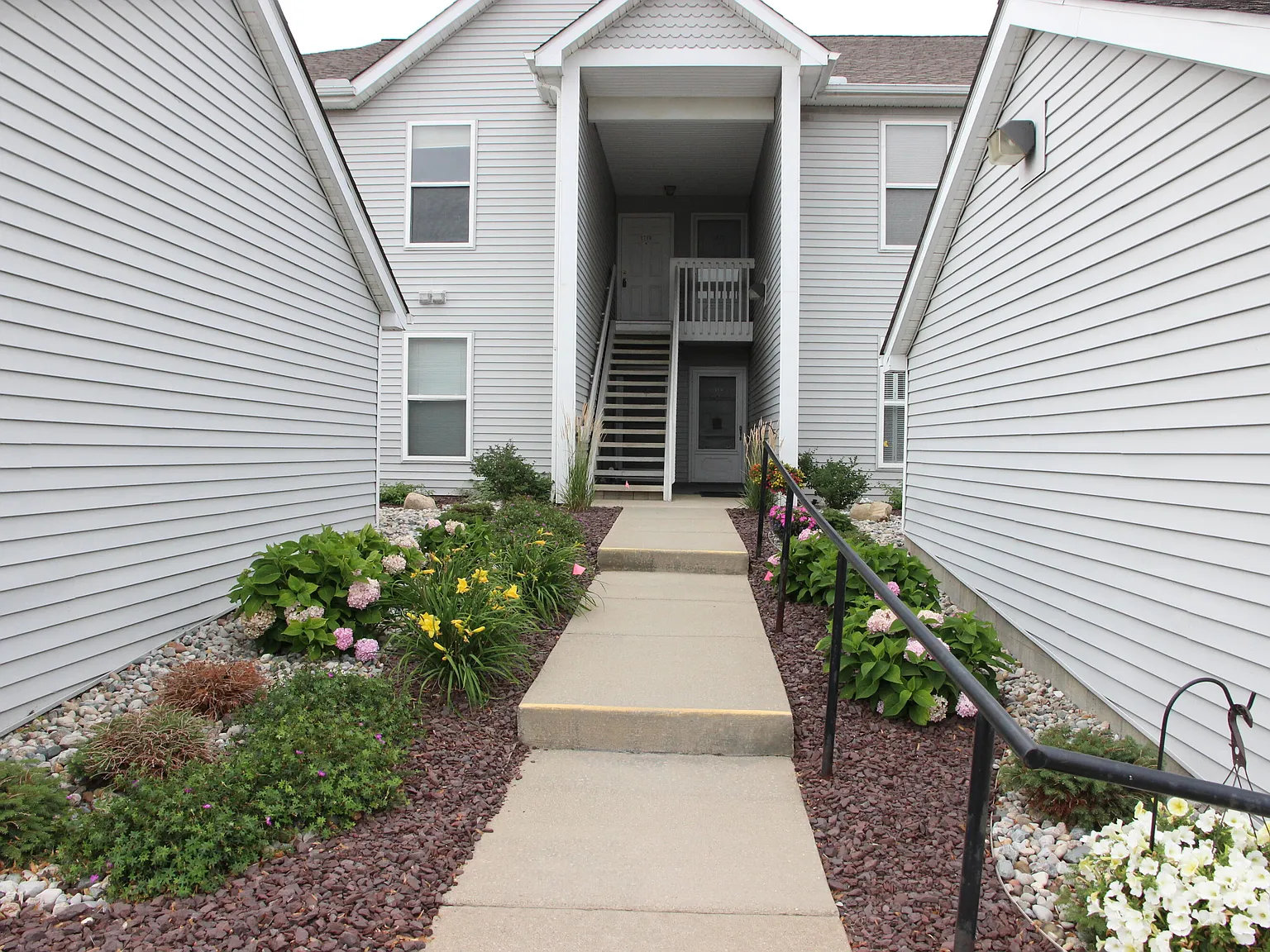 2 bed, 2.0 bath, 1376 sqft, $1,900 — Photo 1