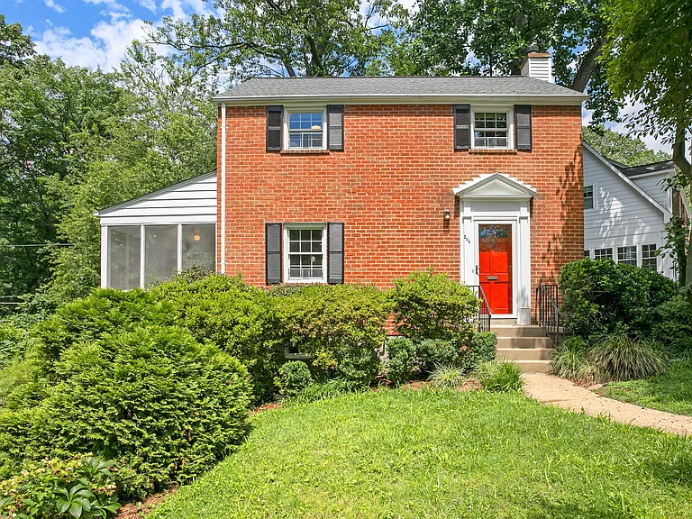 244 N Columbus St — Photo 1