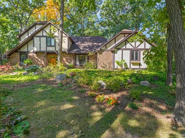 1335 Burgundy Rd, Ann Arbor, MI 48105