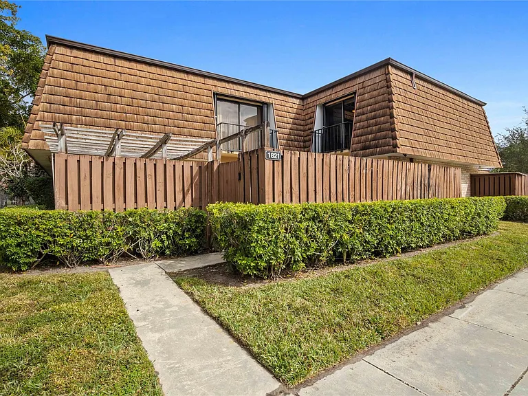 1821 18th Ln — Photo 1