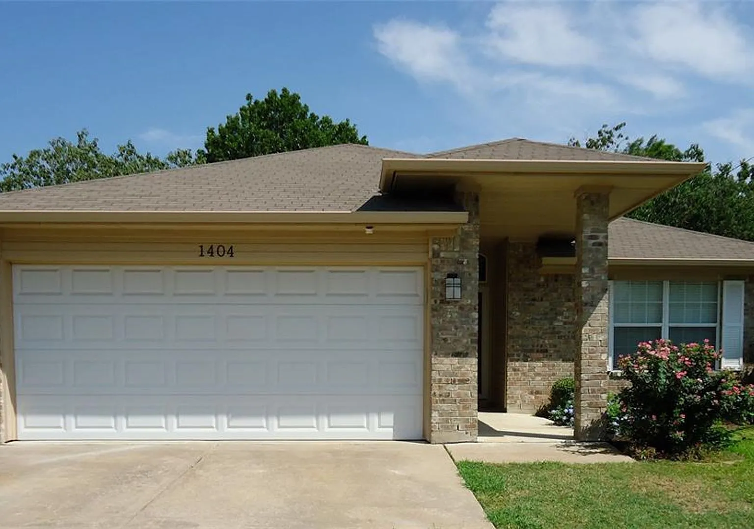 Beautiful One-story home with an Open floor plan — Photo 1