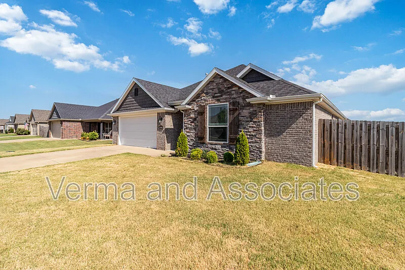 3 bed, 2.0 bath, 1800 sqft, $2,150 — Photo 3