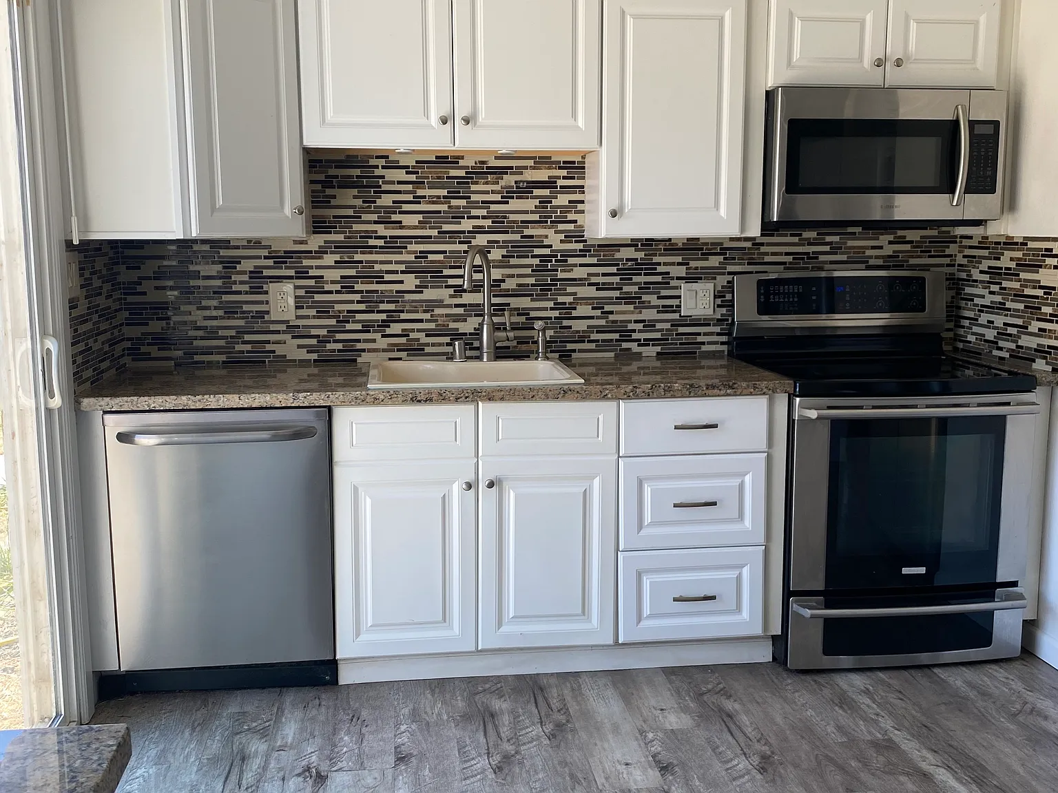 3 bed, 1.5 bath, 1069 sqft, $2,400 — Photo 2