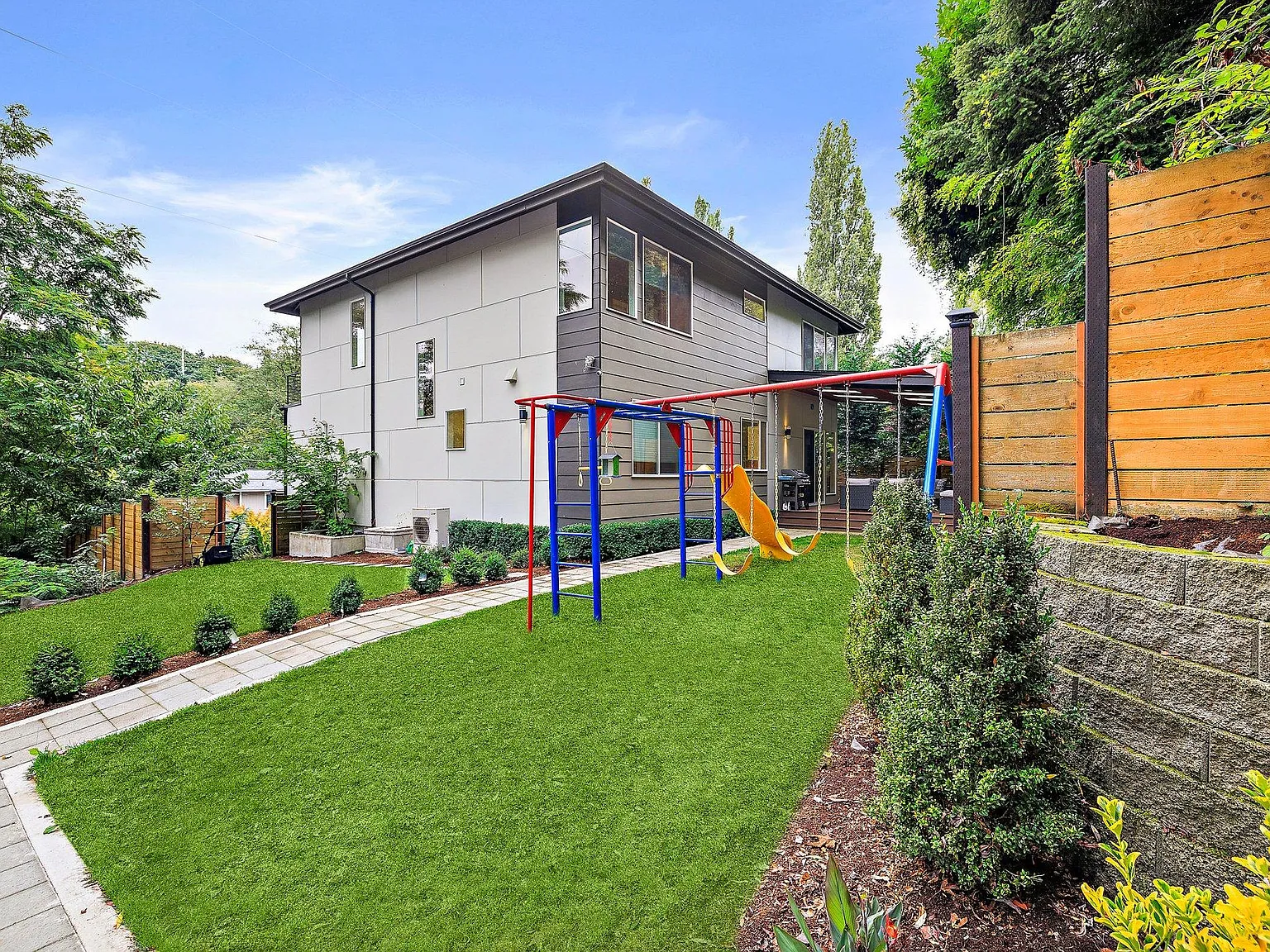 4 bed, 3200 sqft, $6,950 — Photo 3