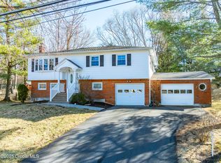 15 Meadowlark Dr, Latham, NY 12110