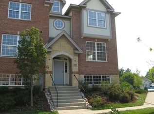 226 River Front Dr, Mount Prospect, IL