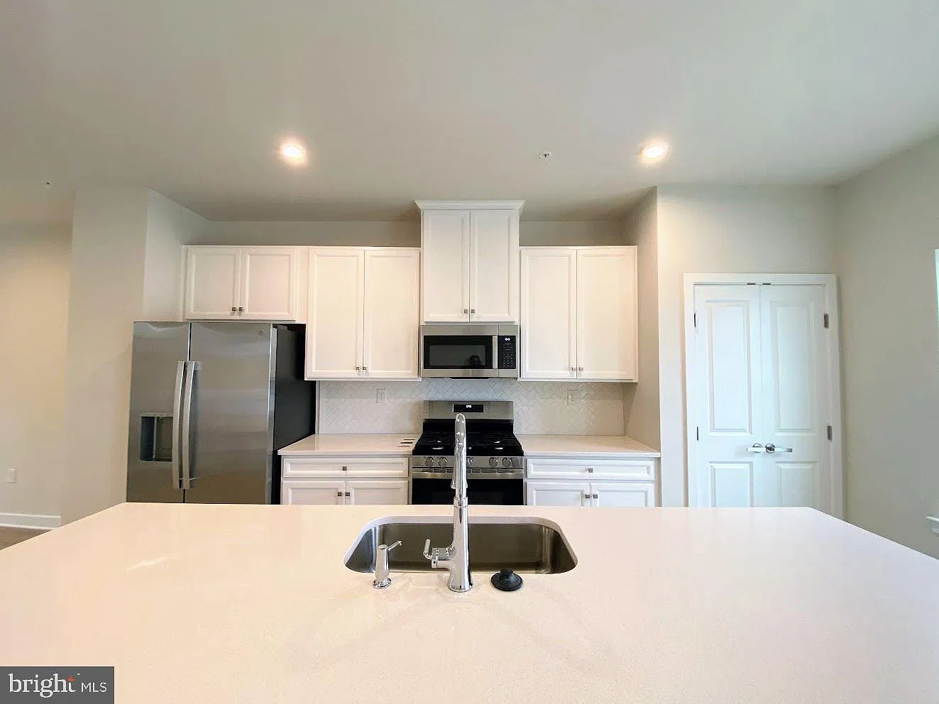 3 bed, 2.5 bath, 1960 sqft, $2,950 — Photo 3