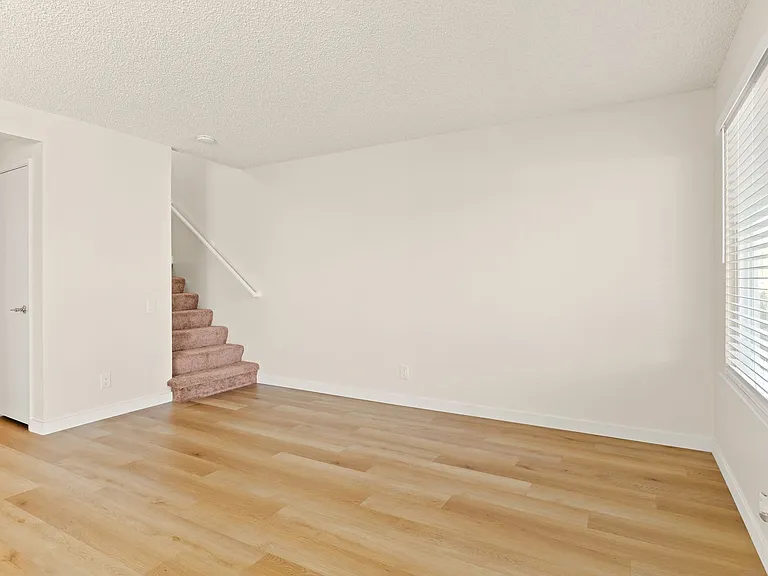 4910 Lowry Rd — Photo 4