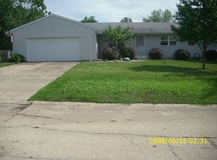 2111 Mallard Dr, Mahomet, IL 61853