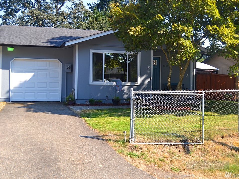 Welcoming front yard.