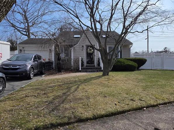8 Lion Lane, North Babylon, NY 11703