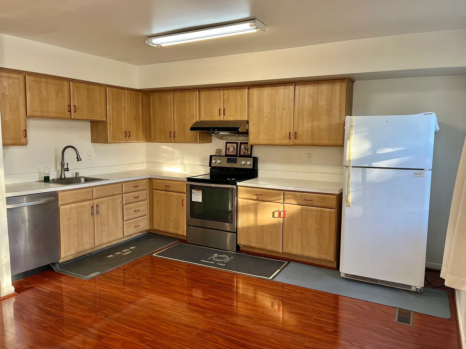 3 bed, 2.5 bath, 2160 sqft, $2,450 — Photo 1