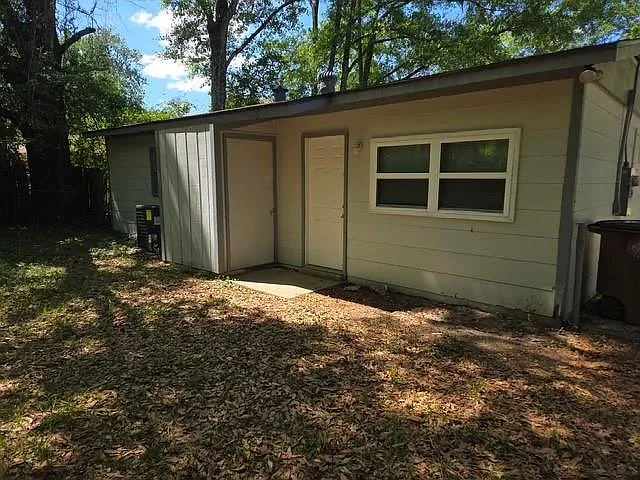3 bed, 1.0 bath, 864 sqft, $1,350 — Photo 2