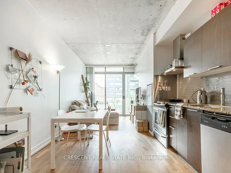 650 King St W #402 — Photo 1