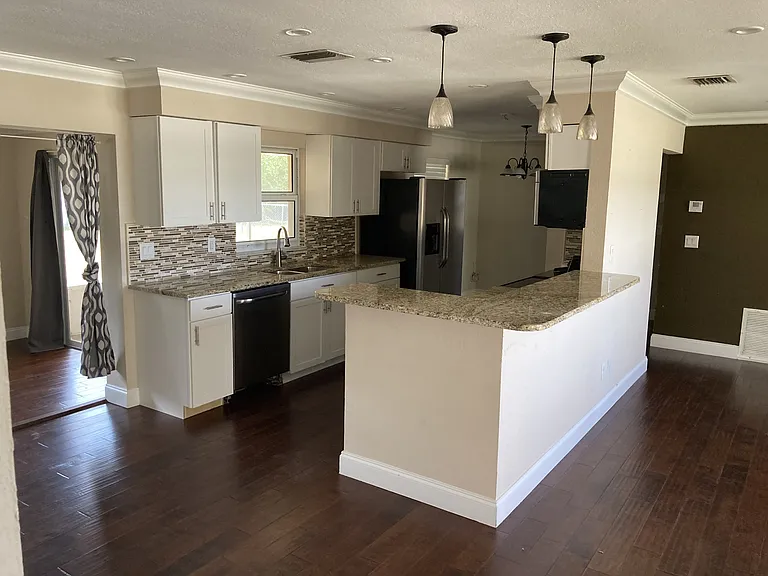 724 Sesame Ct — Photo 2
