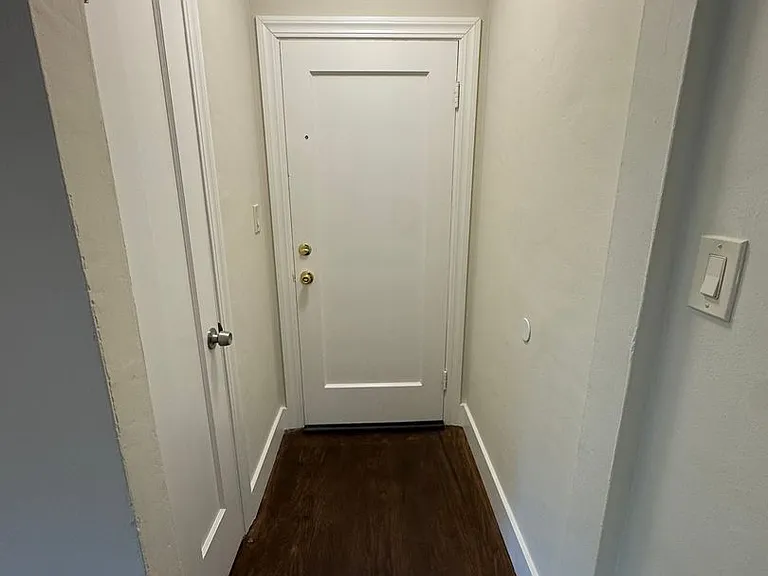 1005 Burlingame — Photo 6