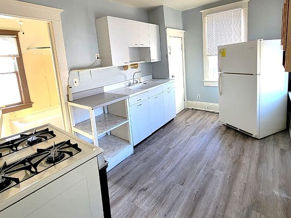 4th image of 927 1/2 Plumer St
