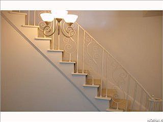 5th image of 10 Meadowlawn Dr Unit 11