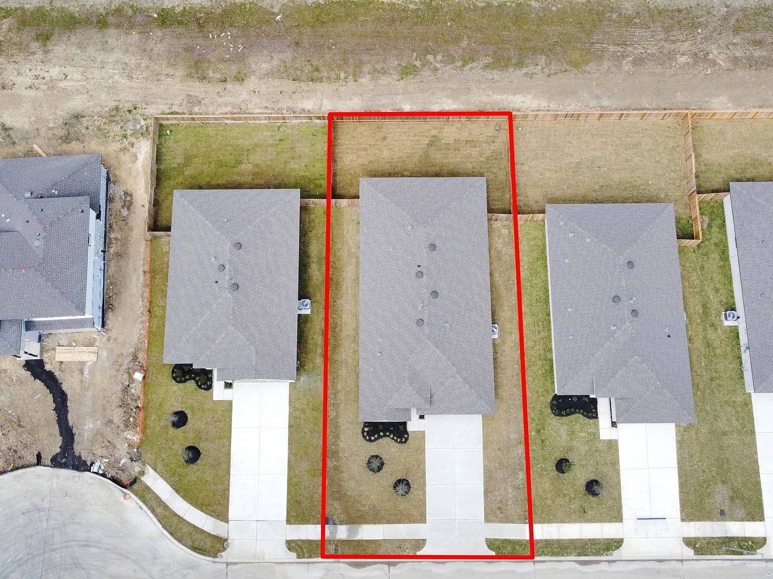 4 bed, 2.0 bath, 1902 sqft, $2,400 — Photo 2