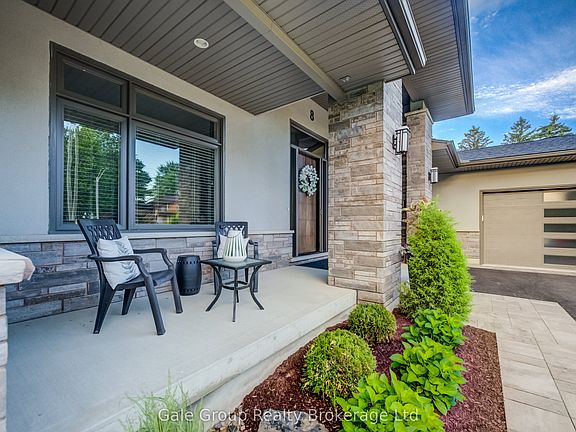 3rd image of 8 Pittock Park Rd