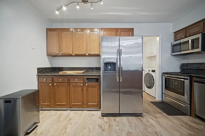 4 bed, 2.5 bath, 1716 sqft, $2,500 — Photo 3