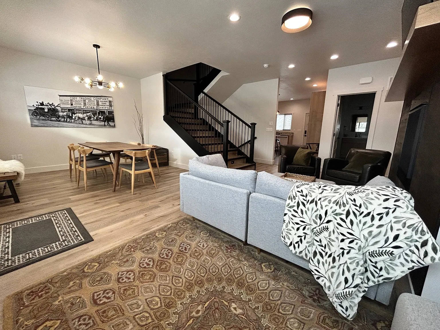 4 bed, 4.0 bath, 1732 sqft, $3,300 — Photo 2