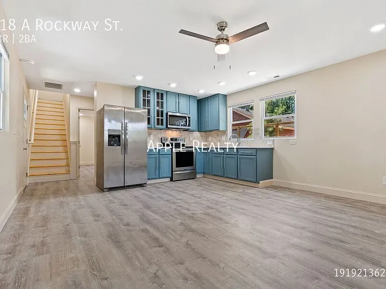 218 W Rockway St #A — Photo 4