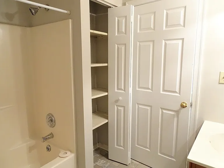 128 Hilldale Dr #Q — Photo 8