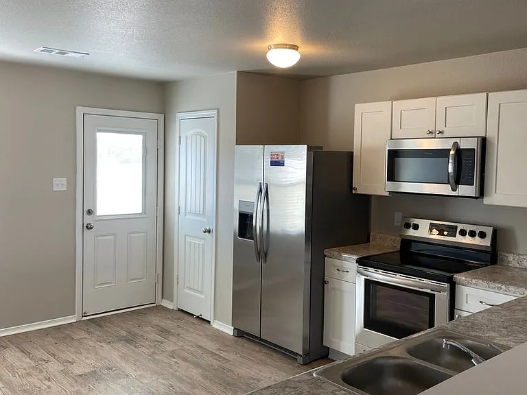 3812 Travers Ln — Photo 5
