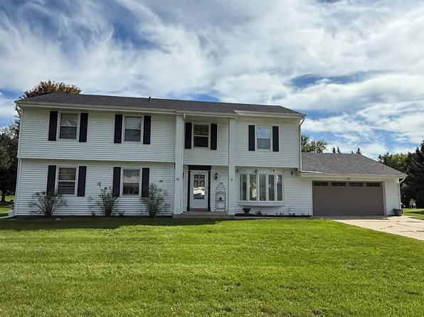 903 Hancock Ct #901, Oconomowoc, WI 53066