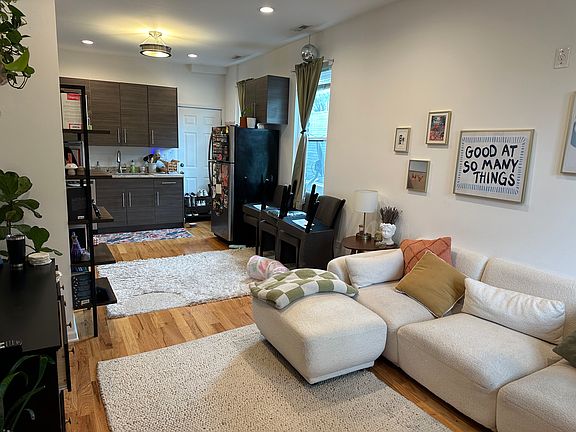 3rd image of 1452 N Greenview Ave APT 2R