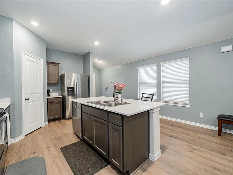 807 Sunrise Ln — Photo 9
