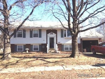5709 King Arthur Ln, Godfrey, IL, 62035
