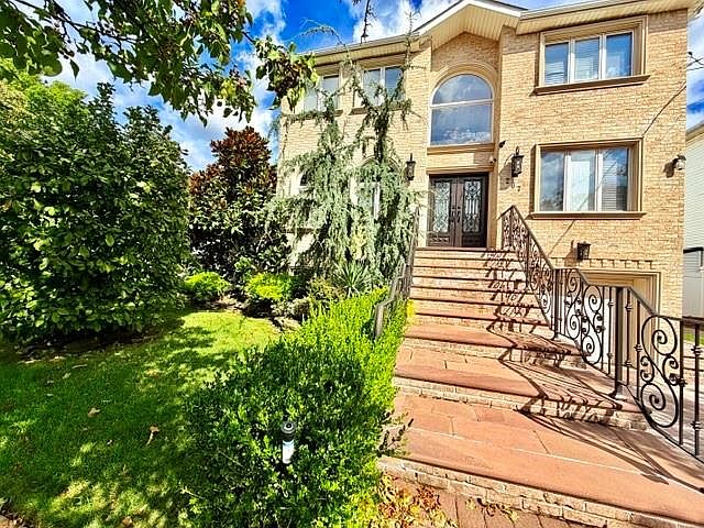 1st image of 207 Swinnerton St