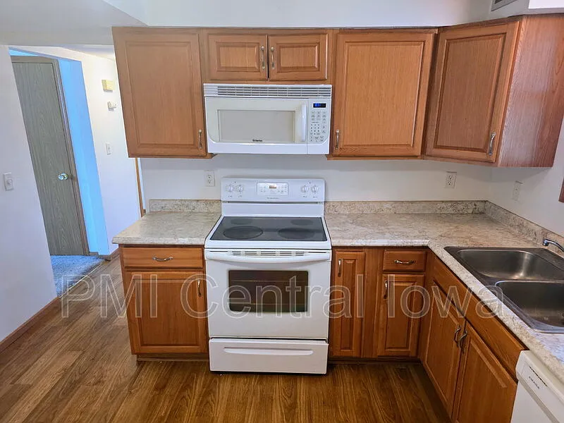 2 bed, 1.0 bath, 884 sqft, $950 — Photo 3