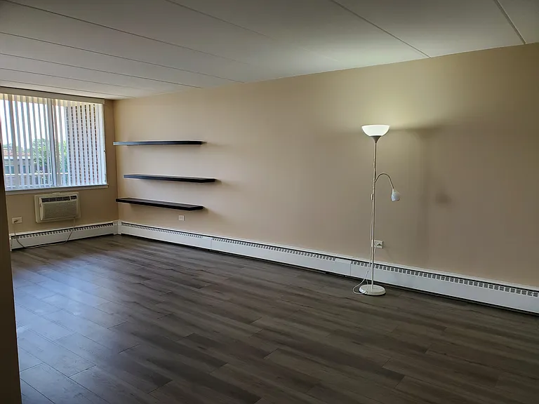 225 S Rohlwing Rd #514 — Photo 2