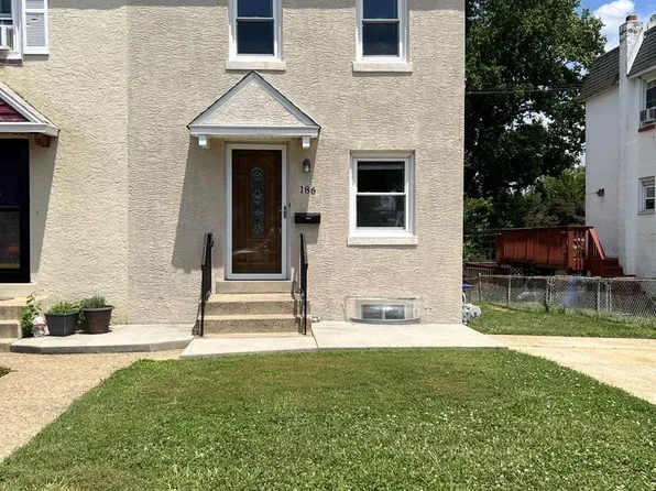 186 Crum Creek Dr, Woodlyn, PA 19094