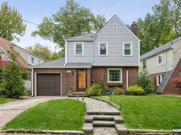 1125 W Laurelton Pkwy, Teaneck, NJ 07666