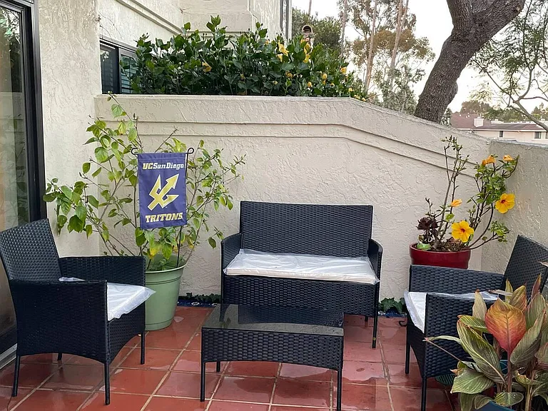 Quiet front yard with chat set to enjoy beautiful weather of most sunniest city nationwide.
