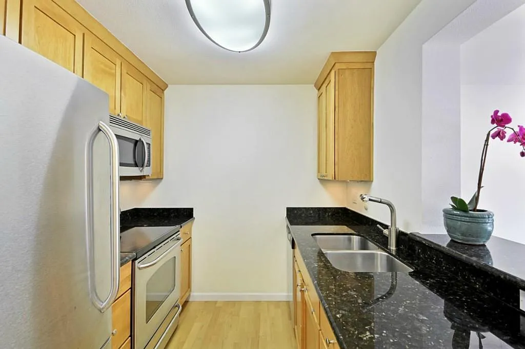 2 bed, 1.5 bath, 950 sqft, $2,795 — Photo 3