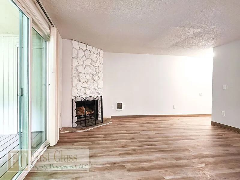 2 bed, 1.0 bath, 880 sqft, $1,595 — Photo 3